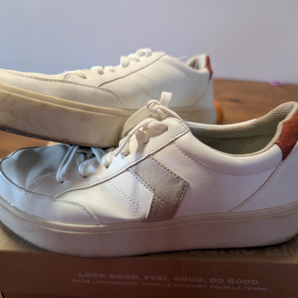 Dr. Scholl's White and Tan Madison Lace Shoes